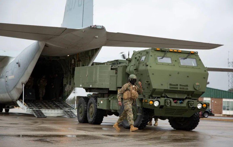 Dàn phóng HIMARS của Mỹ có thể chuyên chở bằng máy bay vận tải C-130 (Ảnh: Toutiao).
