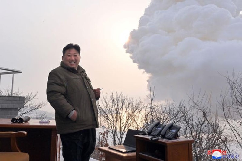 Nhà lãnh đạo Kim Jong-un thị sát tại chỗ việc thử nghiệm động cơ tên lửa siêu mạnh hôm 15/12/2022 ở Sahae (Ảnh: KCNA). Nhà lãnh đạo Kim Jong-un thị sát tại chỗ việc thử nghiệm động cơ tên lửa siêu mạnh hôm 15/12/2022 ở Sahae (Ảnh: KCNA).