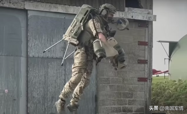 Lục quân Ấn Độ bay biểu diễn Jetpack hôm 27/2 vừa qua (Ảnh: Toutiao). Lục quân Ấn Độ bay biểu diễn Jetpack hôm 27/2 vừa qua (Ảnh: Toutiao).