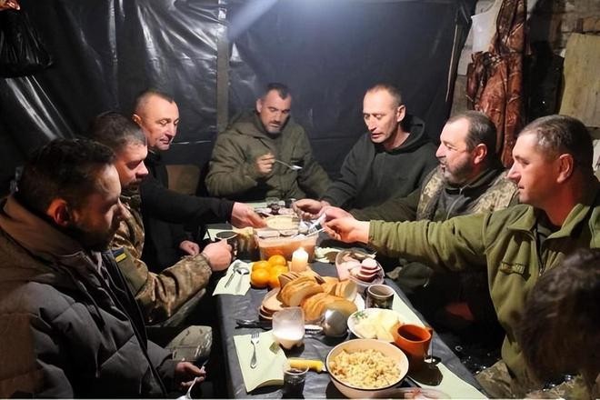 Các sĩ quan Ukraine sống trong boongke dưới lòng đất (Ảnh: NetEasy).