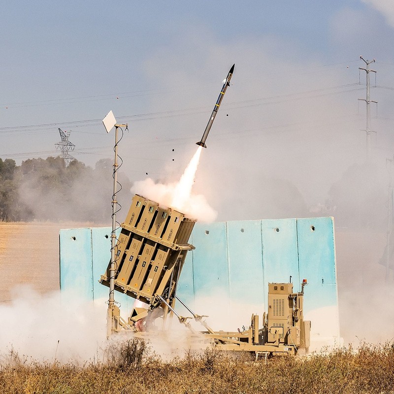 Tổ hợp tên lửa của hệ thống Iron Dome phóng tên lửa đánh chặn các rocket của Hamas năm 2021 (Ảnh: wearethemighty.com).