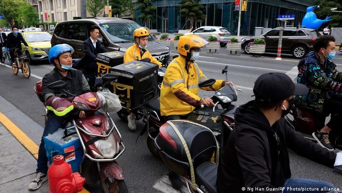 Hoạt động kinh doanh rộng lớn của Alibaba từng luôn là mục tiêu của các cơ quan quản lý giám sát. Trong ảnh các shipper của Alibaba (Ảnh: AP).