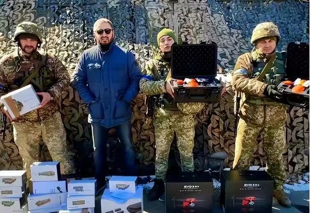 Lính Ukraine ở tiền tuyến nhận UAV dân dụng do các tổ chức quyên tặng (Ảnh: QQ). Lính Ukraine ở tiền tuyến nhận UAV dân dụng do các tổ chức quyên tặng (Ảnh: QQ).