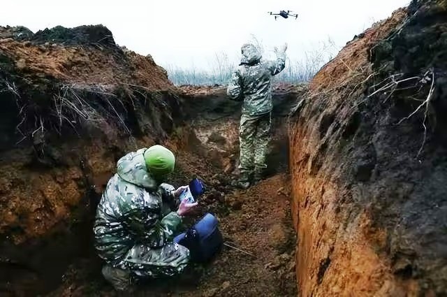Lính Ukraine ở tiền tuyến sử dụng UAV dân dụng Trung Quốc để trinh sát (Ảnh: QQ). Lính Ukraine ở tiền tuyến sử dụng UAV dân dụng Trung Quốc để trinh sát (Ảnh: QQ).
