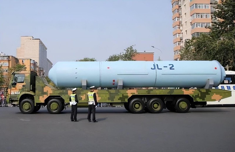 Tên lửa JL-2 trong container tham gia duyệt binh (Ảnh: Toutiao). Tên lửa JL-2 trong container tham gia duyệt binh (Ảnh: Toutiao).