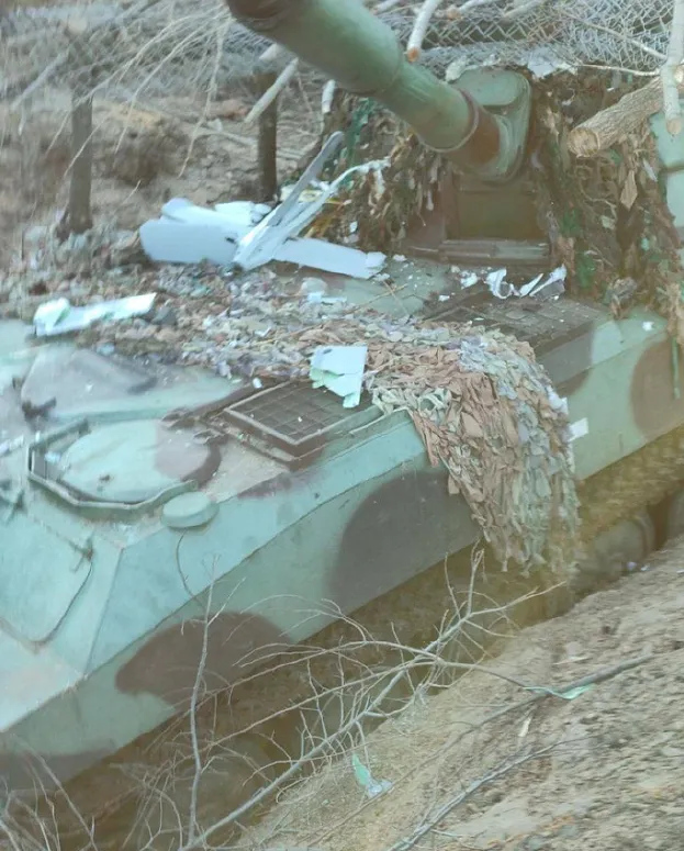 Dù bị UAV Lancet đánh trúng nhưng khẩu pháo tự hành vẫn an toàn (Ảnh: QQ). Dù bị UAV Lancet đánh trúng nhưng khẩu pháo tự hành vẫn an toàn (Ảnh: QQ).