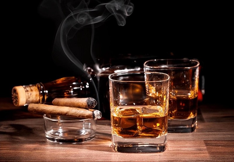 Tỷ lệ người hút thuốc lá và uống rượu cao là một trong những nguyên nhân khiến nhiều người Trung Quốc bị ung thư (Ảnh: Toutiao). Tỷ lệ người hút thuốc lá và uống rượu cao là một trong những nguyên nhân khiến nhiều người Trung Quốc bị ung thư (Ảnh: Toutiao).