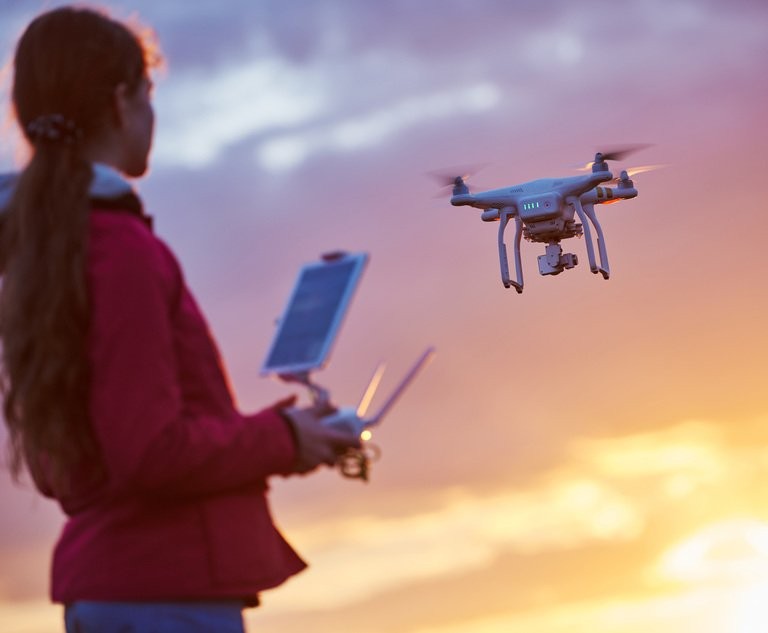 DJI cho rằng cách điều khiển UAV của họ bay treo khác hẳn cách điều khiển máy bay trực thăng bay treo (Ảnh: Law).