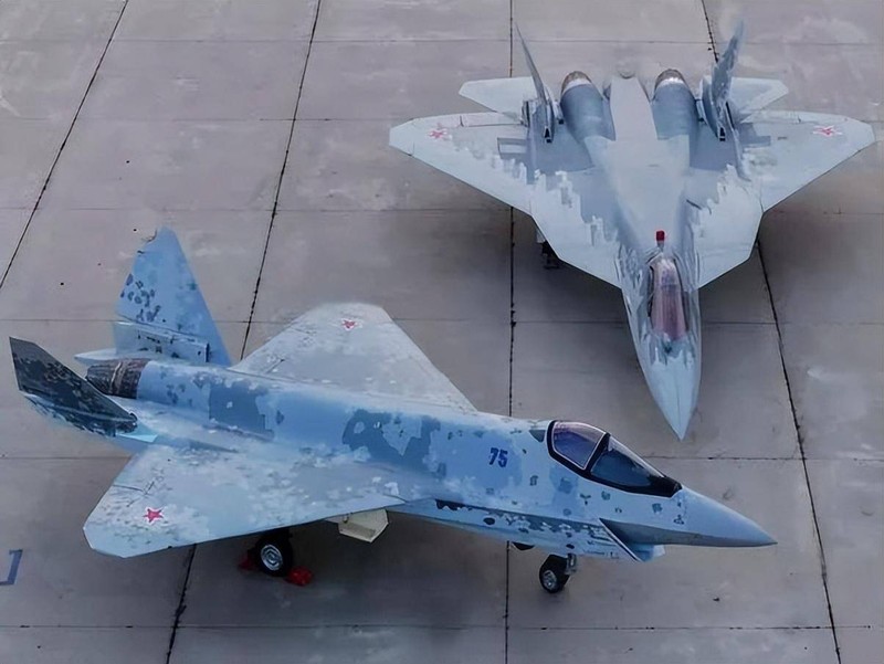 Tiêm kích Su-75 và Tiêm kích Su-57 (Ảnh: Sohu). Su 57 va Su-75 o san bay.jpeg
