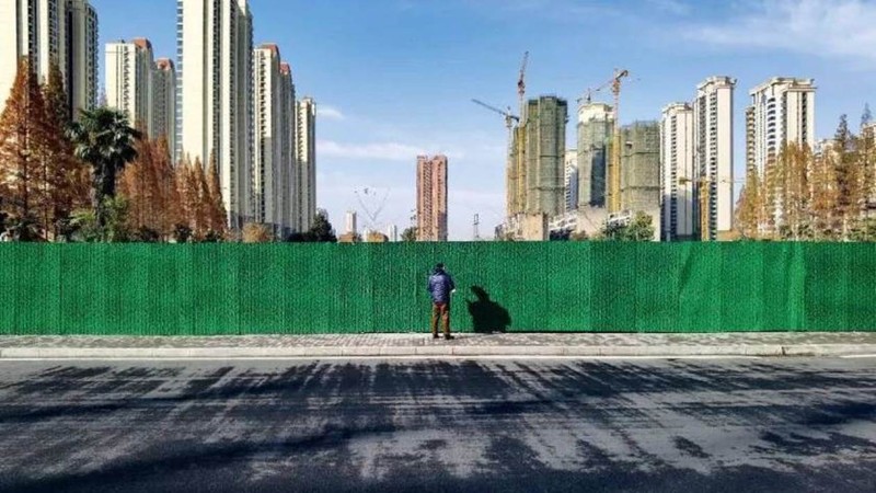 Thị trường bất động sản trầm lắng do kinh tế tăng trưởng chậm lại, lãi suất ngân hàng cao (Ảnh: Sohu). Lai suat ngan hang han cao anh huong viec tieu thu nha.jpeg