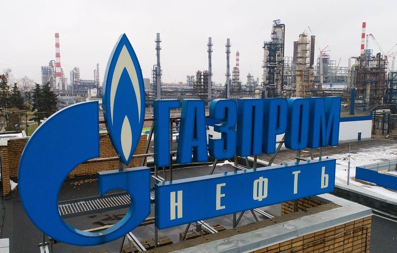 Gazprom Neft đã gần như từ bỏ hoàn toàn đồng USD và euro, chuyển sang sử dụng NDT và nội tệ trong giao dịch dầu thô với đối tác nước ngoài (Ảnh: Sina). Gazprom Neft su dung NDT thay USD.jpg