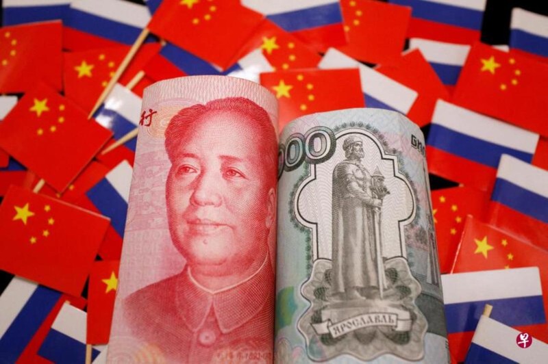 Nhân dân tệ và Rub hiện là hai đồng tiền chính được Nga sử dụng (Ảnh: Sohu). Rub va NDT la hai dong tien chinh o Nga.jpg
