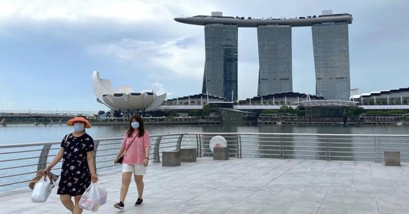 Người dân Singapore đã đeo khẩu trang trở lại khi ra khỏi nhà (Ảnh: Sina). Dan chung deo khau trang Singapore khi ra duong.jpg
