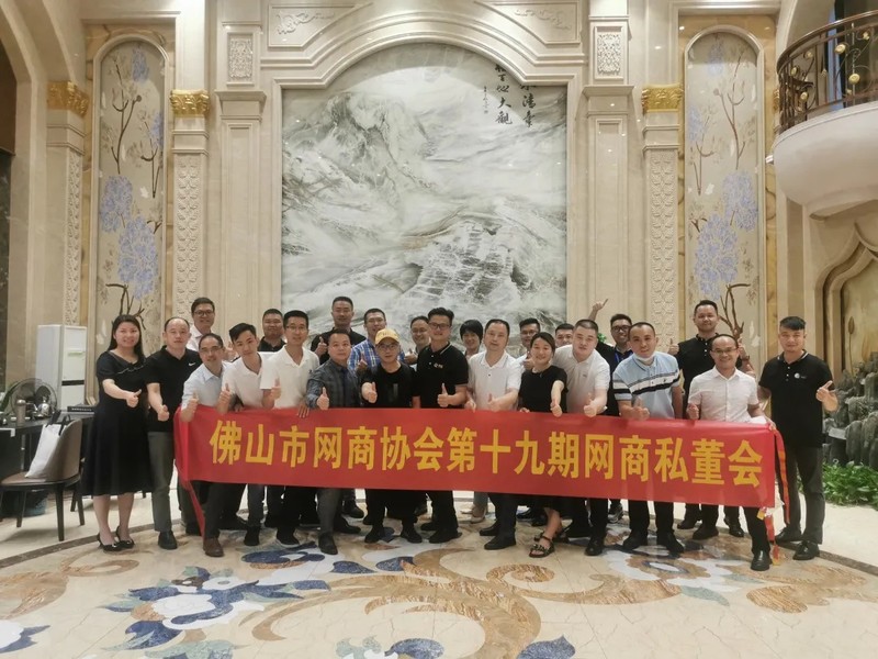 Các thành viên "Tư đổng hội" trên mạng ở thành phố Phật Sơn gặp gỡ (Ảnh: Sohu) mot-so-thanh-vien-clb-o-phat-son-6519.jpg