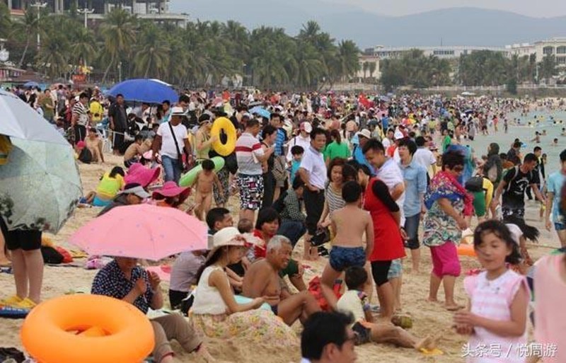 Du khách trên bãi biển đảo Hải Nam dịp Tết (Ảnh: Toutiao). bai-bien-hai-nam-ngay-tet-1736.jpg