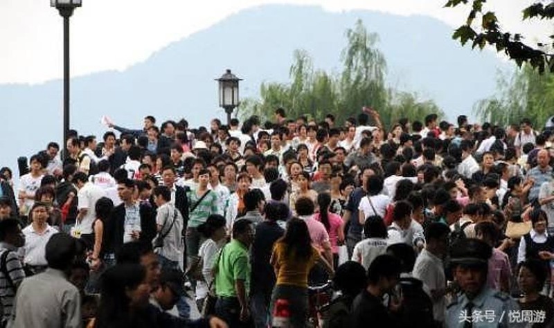 Du khách chen chúc nhau ở Tây Hồ Hàng Châu (Ảnh: Toutiao). tay-ho-hang-chau-2549.jpg