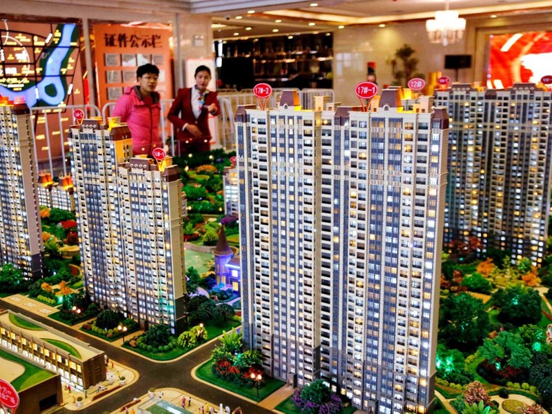Tình trạng thị trường ế ẩm khiến các công ty bất động sản Trung Quốc phải tung ra nhiều chiêu bài tiếp thị (Ảnh: Hk01) Cac cong ty su dung cac chieu tro.jpg