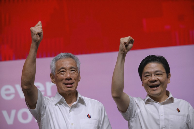 Ông Lý Hiển Long đã lựa chọn và rất tin tưởng ông Lawrence Wong (Ảnh: ETtoday) Ly Hien Long và Lawren Wang 1.jpg