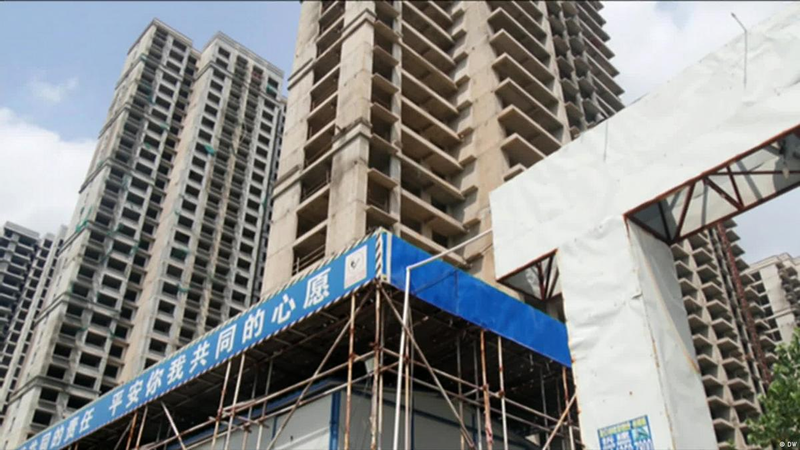Tình trạng các doanh nghiệp bất động sản xây dựng dở dang không bàn giao nhà đã bán rất phổ biến, tác động tiêu cực đến thị trường (Ảnh: Sina). Tinh trang nha xay do dang rat nghiem trong.png