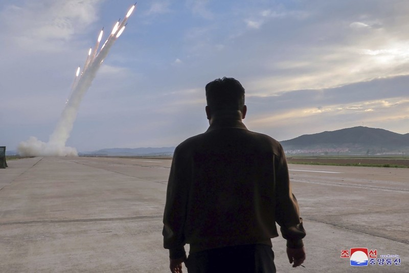 Chủ tịch Kim Jong-un chỉ đạo và quan sát vụ phóng (Ảnh: KCNA) Kim Jong-un quan sat phong.jpg