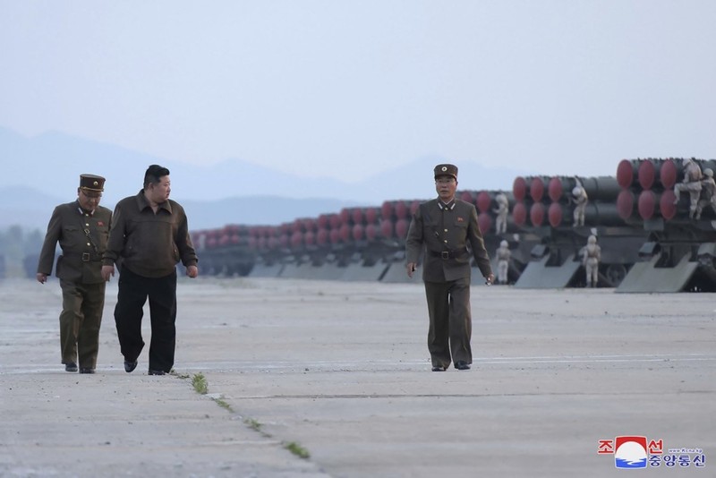 Chủ tịch Kim Jong-un thị sát các khẩu đội trước khi phóng (Ảnh: KCNA) Kim Jong-un thi sat cac dan phong.jpg