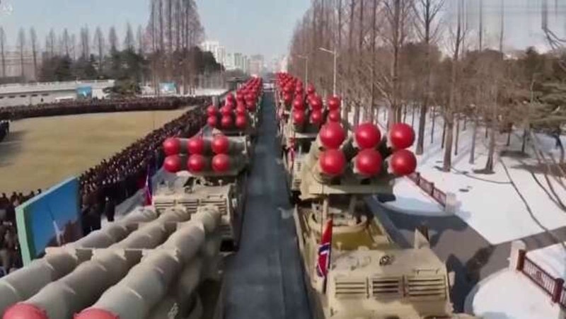 Các dàn phóng KN-25 loại 6 ống phóng tham gia diễu binh (Ảnh: BQZS) KN-25.jpg