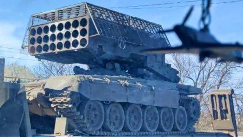 Hệ thống TOS-1A với lồng sắt bảo vệ (Ảnh: Topwar). TOS-1A voi cope cage.png