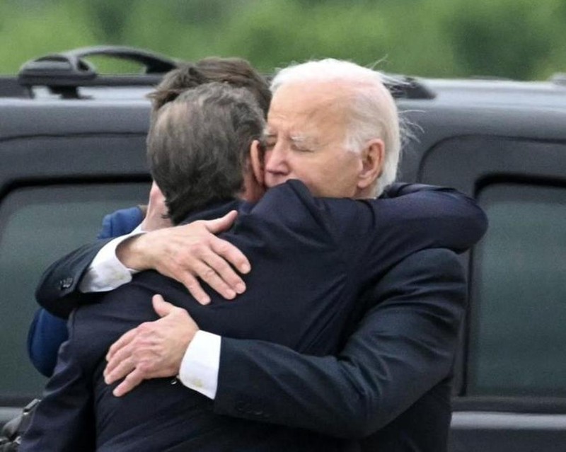 Tổng thống Mỹ Joe Biden đến gặp và ôm con trai sau khi Hunter bị tòa tuyên phạm tội tàng trữ súng trái phép (Ảnh: Sina). Joe Biden va con trai.jpg