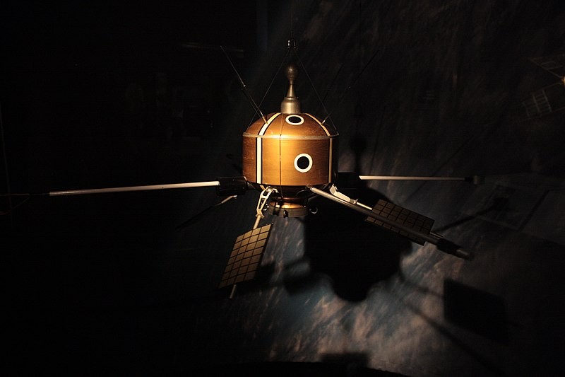 Vệ tinh Ariel-1 đầu tiên của Anh được NASA phóng năm 1962 (Ảnh:Wiki) Ariel-1 satellite.JPG