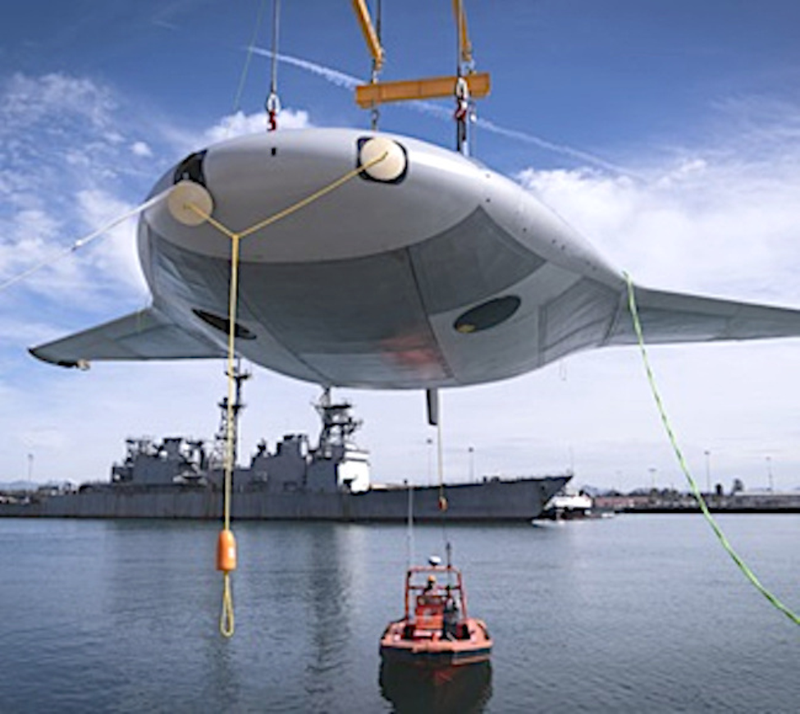Manta Ray có thể tháo rời, vận chuyển đến nơi hoạt động lắp ráp lại rồi đưa xuống nước dễ dàng (Ảnh: Thewarzone). Dua Manta Ray xuong bien.png