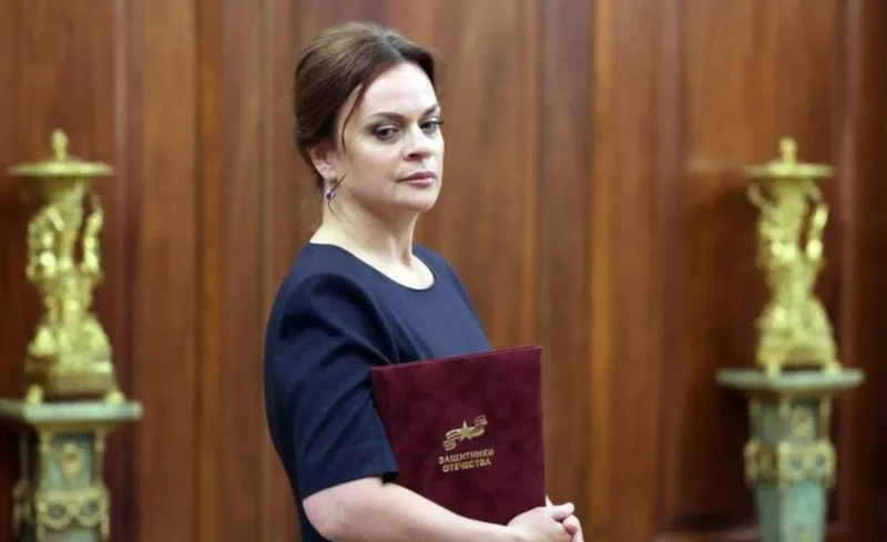 Anna Chivereva, người được giao chức Thứ trưởng Quốc phòng thay thế Tatiana Shevtsova (Ảnh: Sohu) Chau ong Putin.jpg