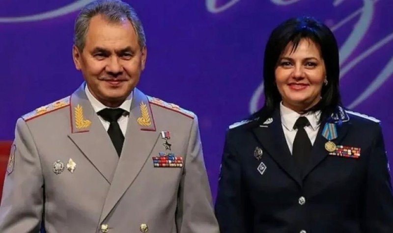Cựu Bộ trưởng Quốc phòng Nga Sergey Shoigu và Thứ trưởng Tatiana Shevtsova (Ảnh: Sohu) Shoigu va Tatiana.jpg