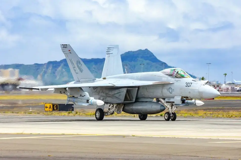 Máy bay chiến đấu F/A-18E/F Super Hornet mang 2 tên lửa AIM-174B. mang hai ten lua.png