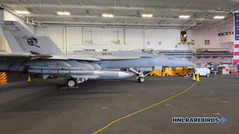 Máy bay chiến đấu F/A-18E/F Super Hornet mang tên lửa dưới khoang chứa máy bay trên tàu Carl Vilson. May bay mang ten lua duoi ham tau.jpg