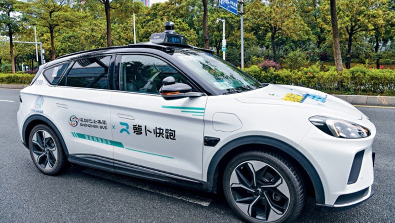 Robotaxi của Công ty Apollo Go thuộc tập đoàn công nghệ Baidu hoạt động chở khách ở Vũ Hán (Ảnh: Singtao)