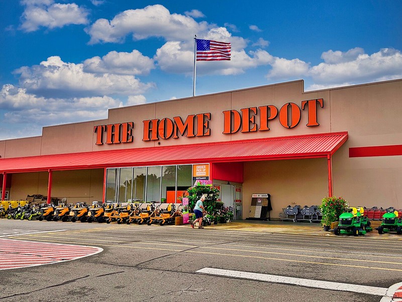 Home Depot có tỷ suất lợi nhuận trên vốn chủ sở hữu cao nhất, hơm 1.450%. A_Home_Depot_.jpg