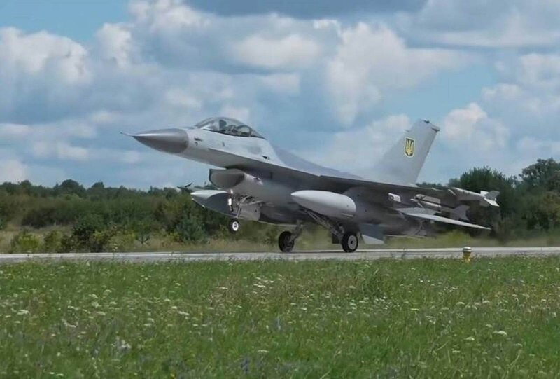 Một chiếc F-16 của Ukraine đang cất cánh (Ảnh: Facebook/Zelensky)