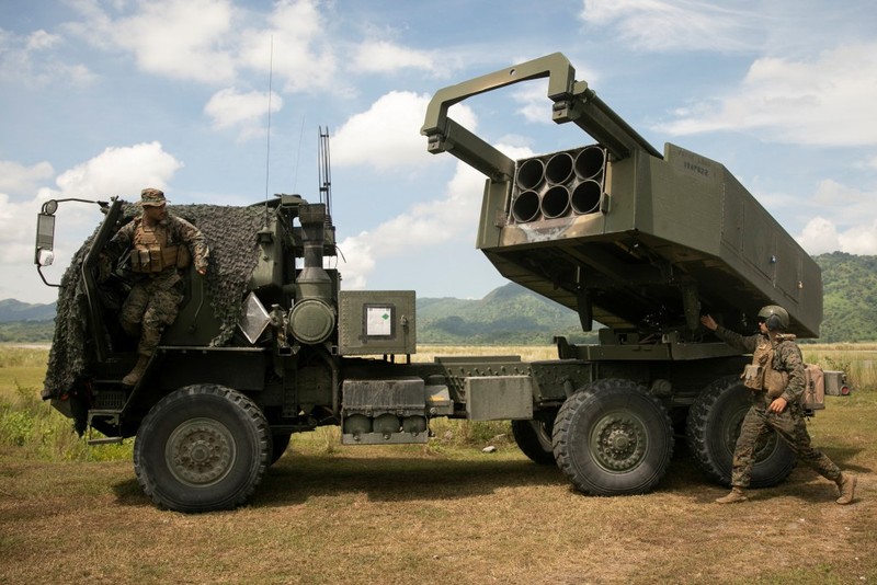 Ukraine lần đầu tiên chính thức thừa nhận đã sử dụng tên lửa HIMARS của Mỹ tấn công các cây cầu ở Kursk (Ảnh: Reuters)