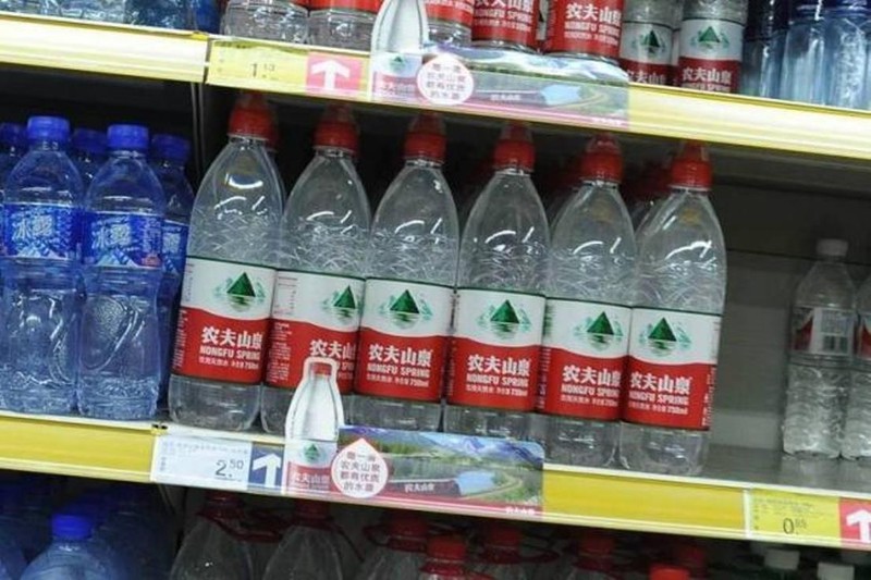 Nước đóng chai Nongfu Spring dù liên tục hạ giá nhưng vẫn ế ẩm do bị người tiêu dùng quay lưng dẫn đến giá cổ phiếu lao dốc. Gia co phieu giam 13 phan tram.jpg