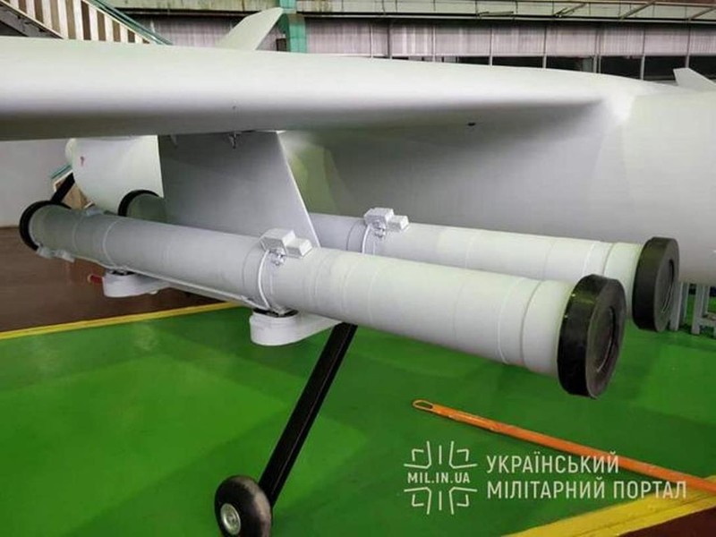 Sokil-300 có thể mang 4 tên lửa đặt trong ống phóng ở hai bên cánh. Gia treo ten lua.jpg