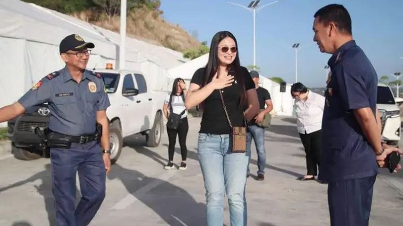 Alice Guo khi đang còn giữ chức (Ảnh: Singtao). Alice Guo 2.jpg