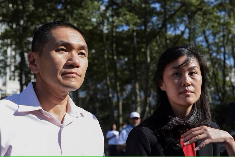 Hai vợ chồng Linda Sun và Chris Hu bị cáo buộc phạm nhiều tội (Ảnh: AP). Hai bi cao dong tien tai ngoai.jpg