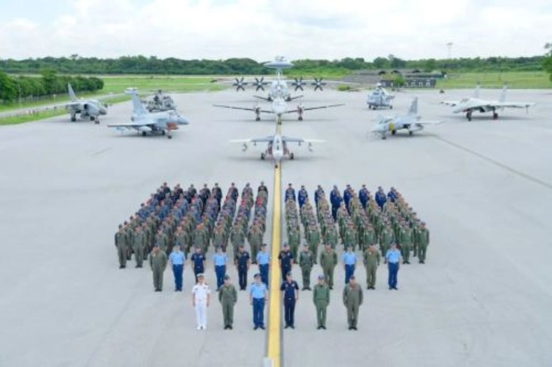 Đội hình phi đội không quân Trung Quốc tới Thái Lan tham gia cuộc tập trận chung "Falcon Strike-2024" (Ảnh: Guancha). Phi doi may bay TQ tham gia.jpg