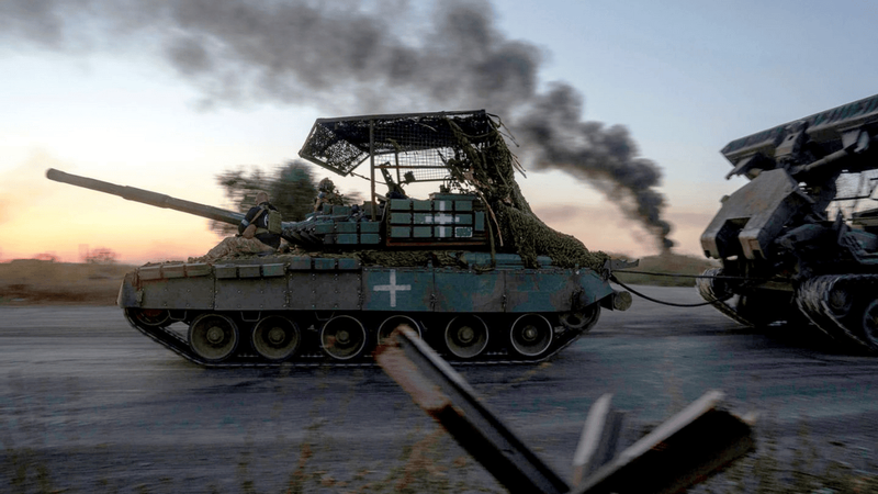 Xe tăng Ukraine rút lui (Ảnh: QQnews). Xe tang Ukraine.png