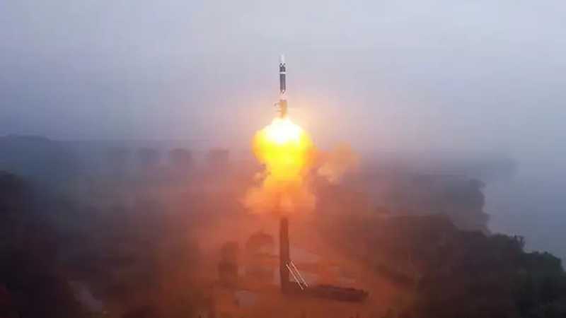 Triều Tiên phóng thử tên lửa liên lục địa Hwasong-19 hôm 31/10 (Ảnh: KCNA). Ten lua roi ong.png