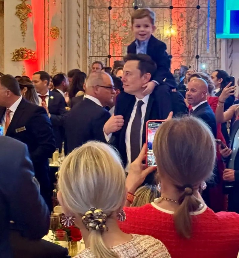 Cha con Elon Musk tại Mar-a-Lago đêm 5/11 (Ảnh: Sohu). Cha con Musk dem 5.11.jpg