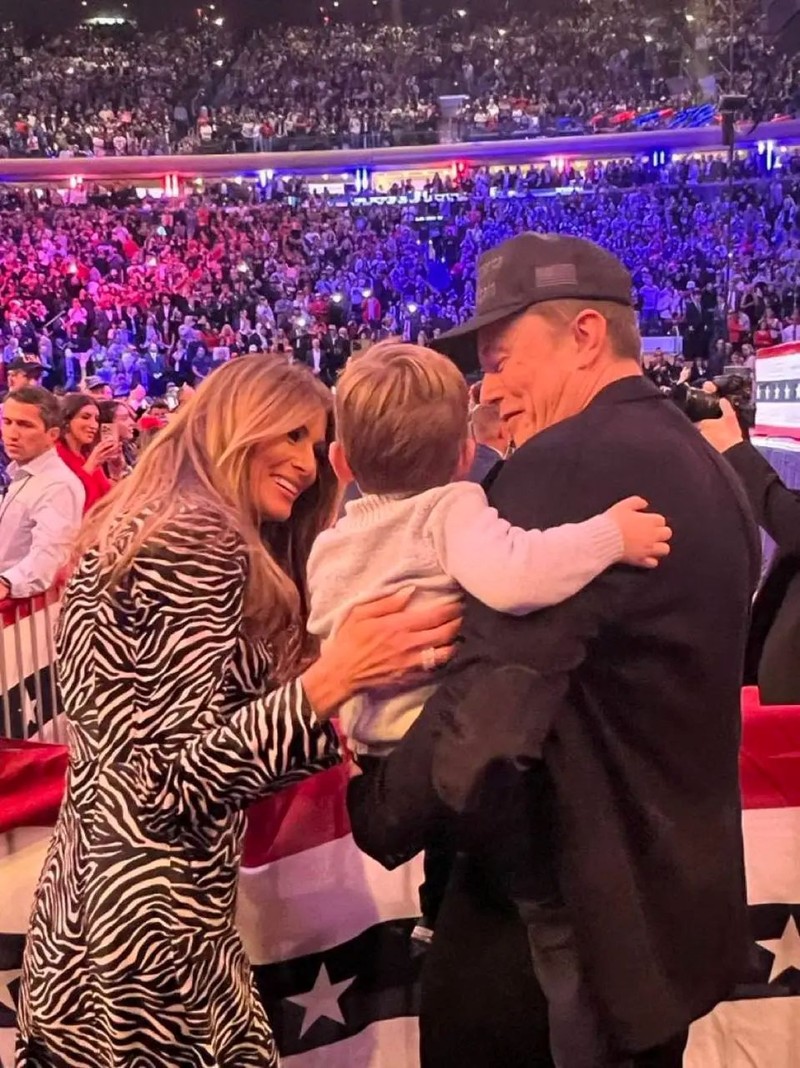 Bà Melania Trump và cha con Elon Musk - X Baby tại sự kiện tranh cử ở New York (Ảnh: Sohu) Cha con Musk va Melanie.jpg