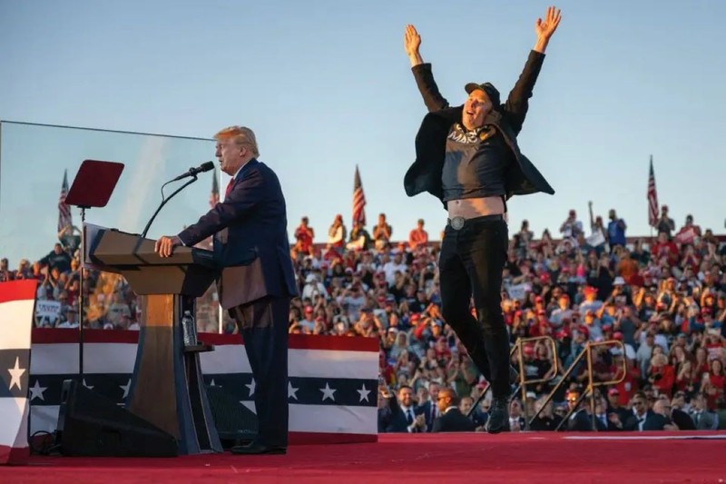 Elon Musk tham gia hoạt động tranh cử cùng ông Trump (Ảnh: Sohu). Elon Musk cung Trump.jpg