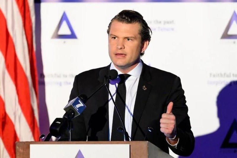 Hegseth dan chuong trinh.jpg