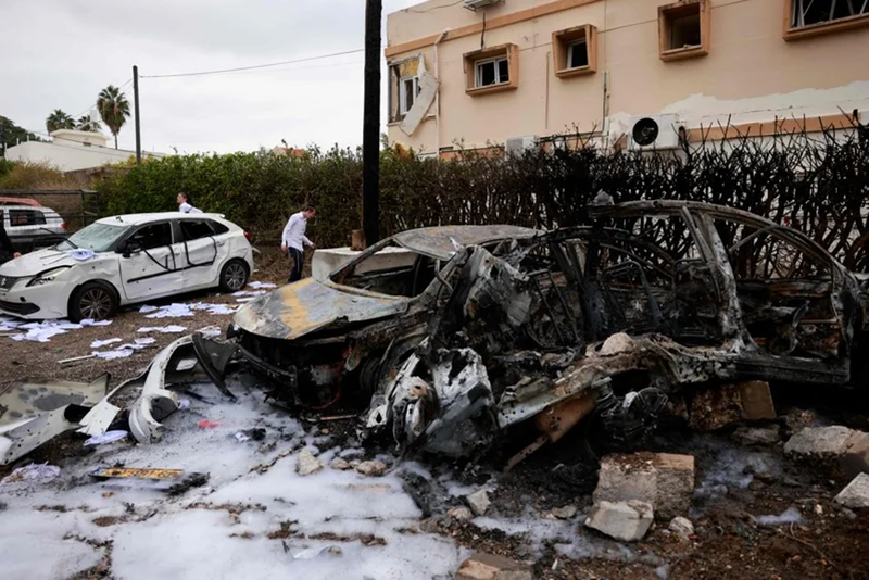 Một cơ sở ở Petah Tikvah thuộc phía đông Tel Aviv bị thiệt hại nghiêm trọng do trúng tên lửa của Hezbollah. Ảnh: AFP/UDN.